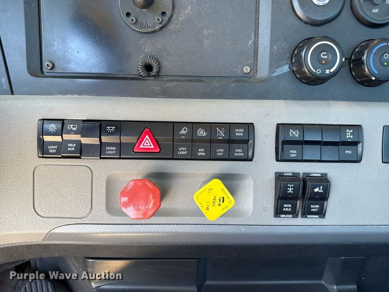 image for item EJ4575 2021 Freightliner Cascadia 126 semi truck