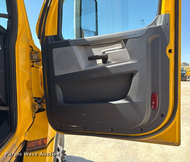 image for item EJ4575 2021 Freightliner Cascadia 126 semi truck