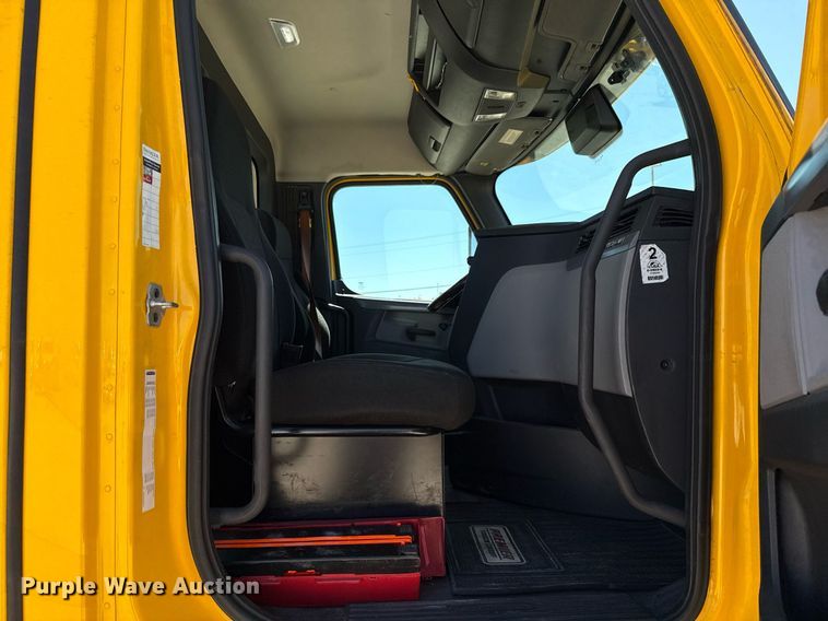 image for item EJ4575 2021 Freightliner Cascadia 126 semi truck