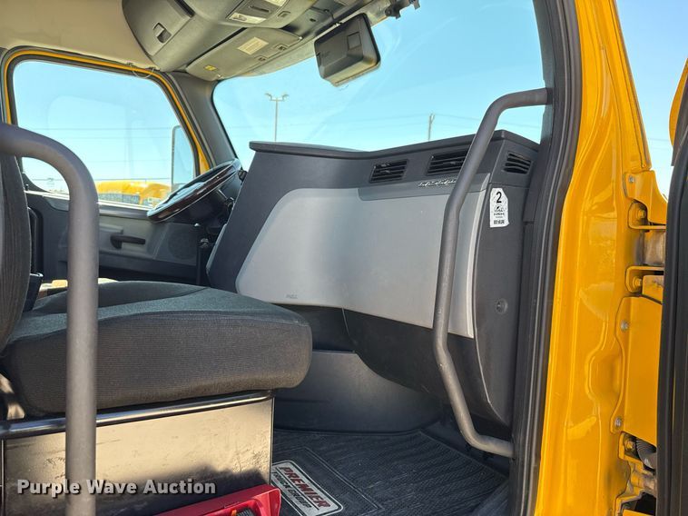 image for item EJ4575 2021 Freightliner Cascadia 126 semi truck