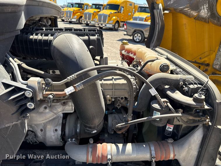 image for item EJ4575 2021 Freightliner Cascadia 126 semi truck