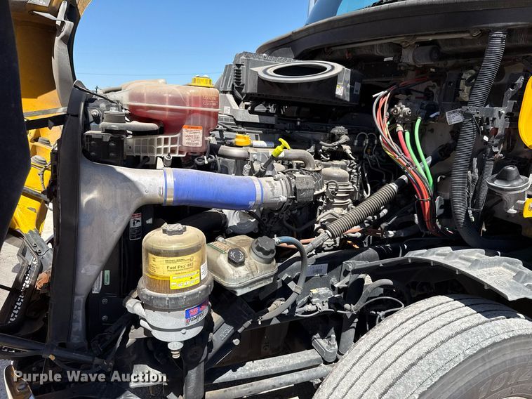 image for item EJ4575 2021 Freightliner Cascadia 126 semi truck