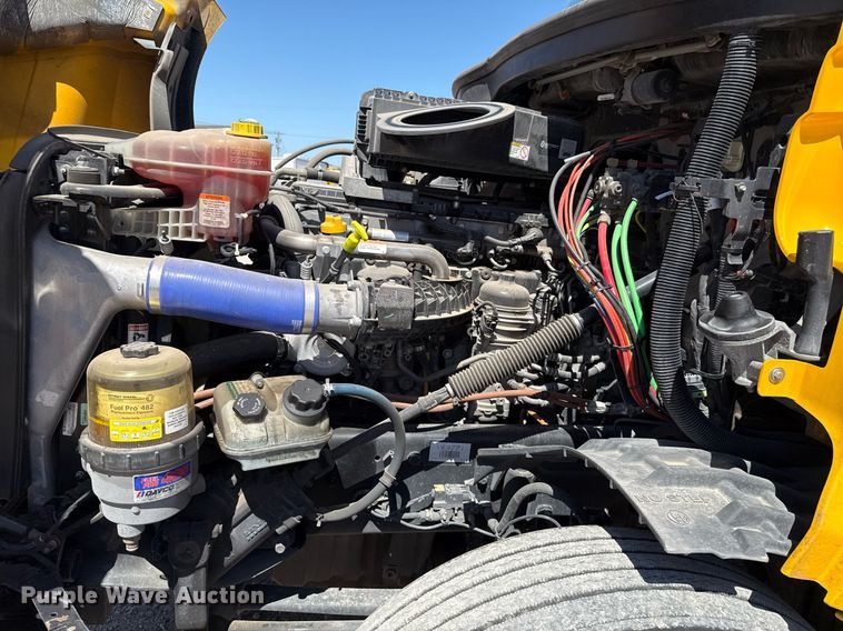 image for item EJ4575 2021 Freightliner Cascadia 126 semi truck