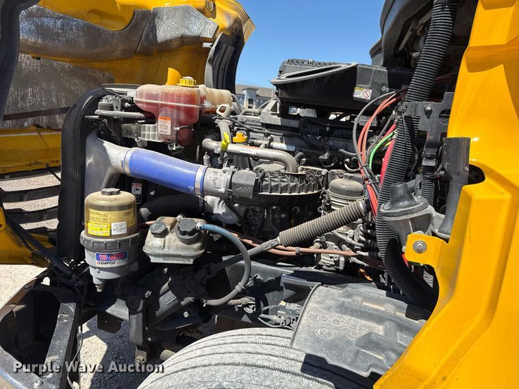 image for item EJ4575 2021 Freightliner Cascadia 126 semi truck