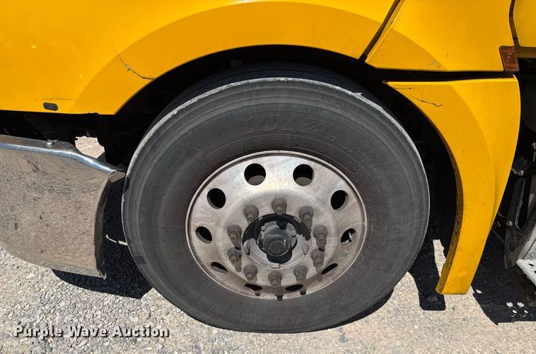 image for item EJ4575 2021 Freightliner Cascadia 126 semi truck