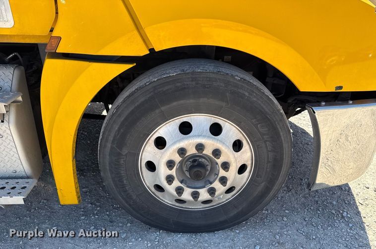 image for item EJ4575 2021 Freightliner Cascadia 126 semi truck