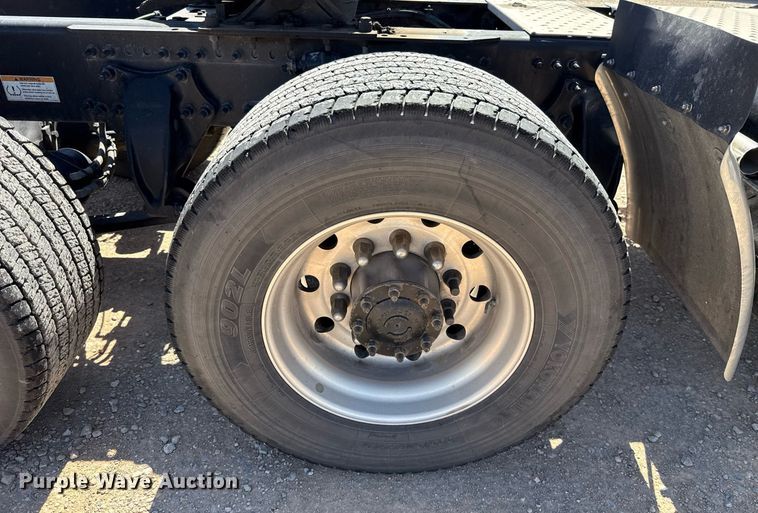 image for item EJ4575 2021 Freightliner Cascadia 126 semi truck