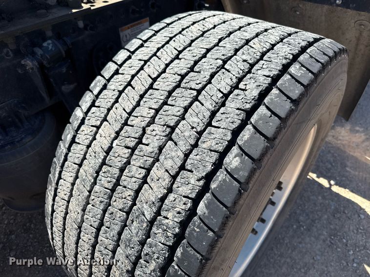 image for item EJ4575 2021 Freightliner Cascadia 126 semi truck