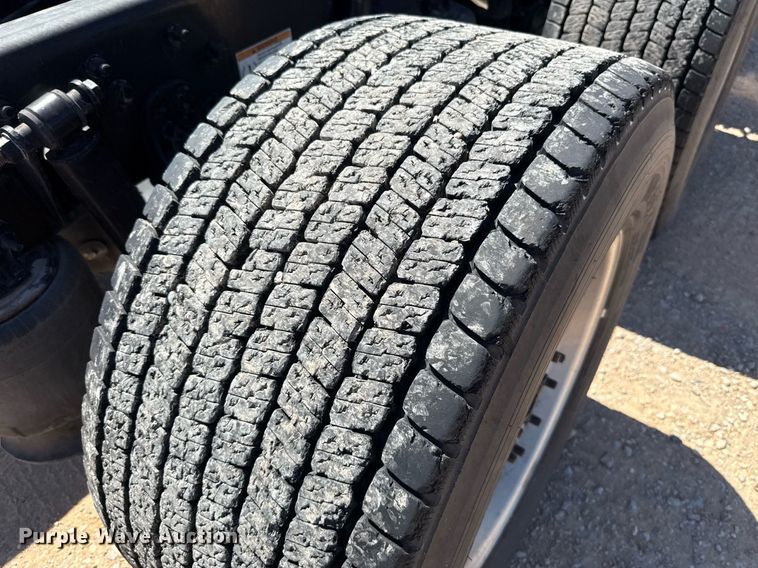 image for item EJ4575 2021 Freightliner Cascadia 126 semi truck