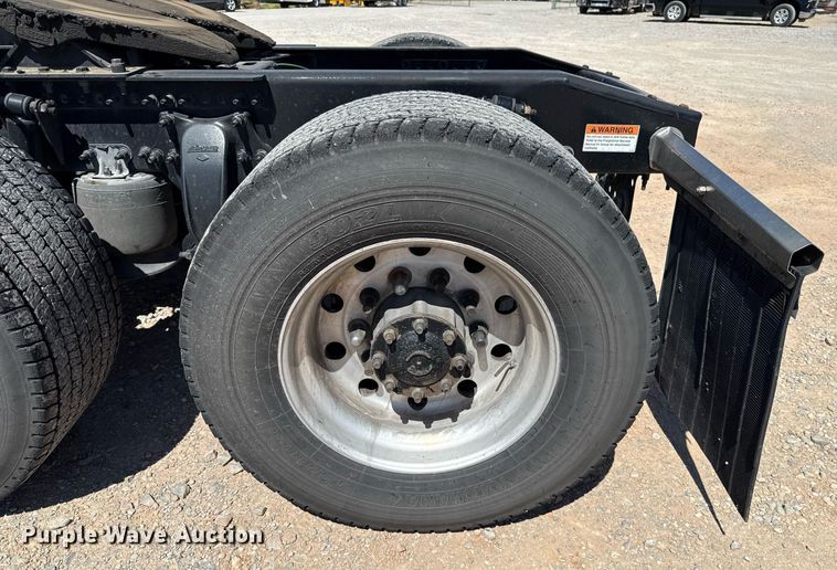 image for item EJ4575 2021 Freightliner Cascadia 126 semi truck