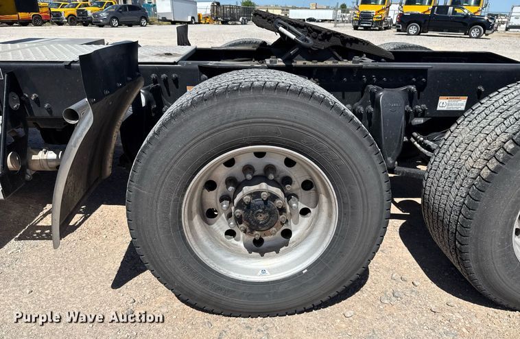 image for item EJ4575 2021 Freightliner Cascadia 126 semi truck