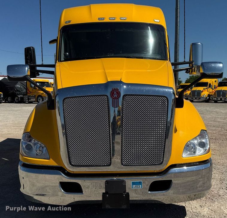 image for item EJ4576 2022 Kenworth T680 semi truck
