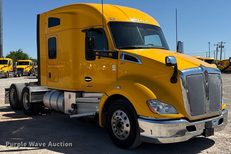 image for item EJ4576 2022 Kenworth T680 semi truck