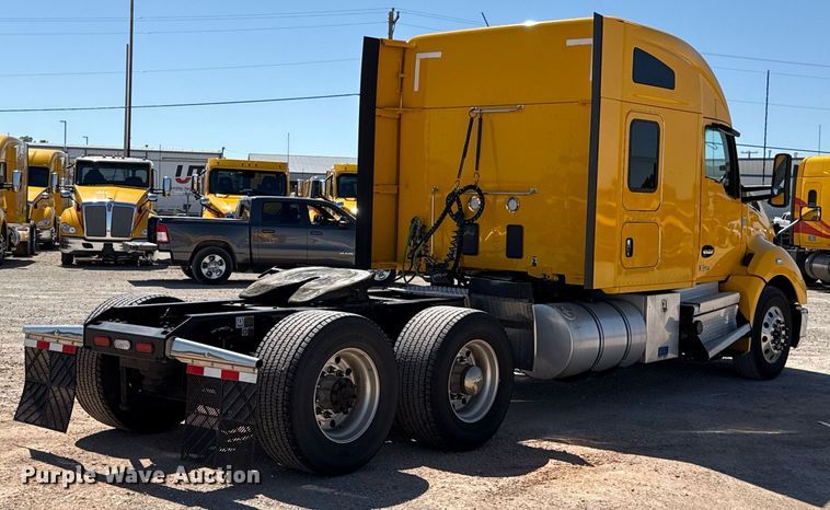image for item EJ4576 2022 Kenworth T680 semi truck