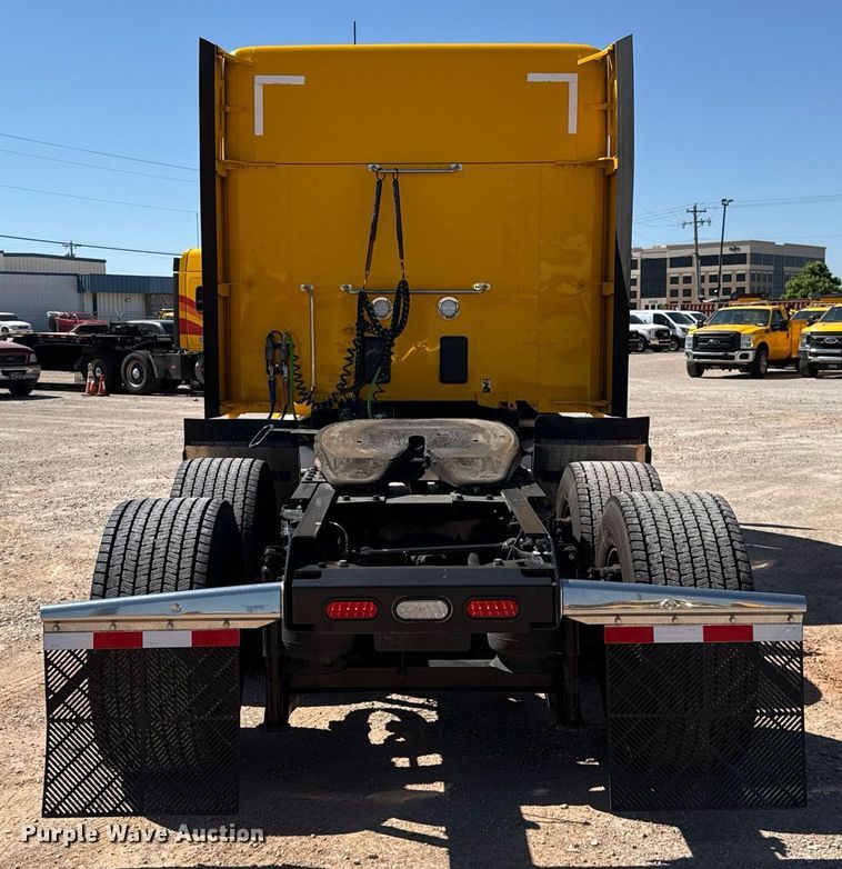 image for item EJ4576 2022 Kenworth T680 semi truck