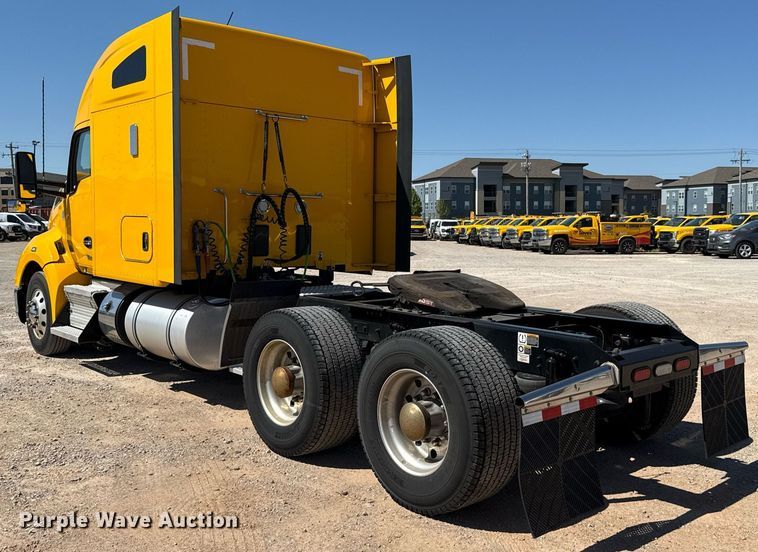 image for item EJ4576 2022 Kenworth T680 semi truck