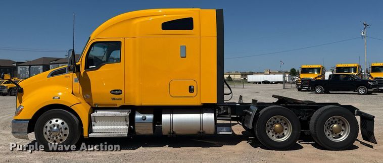 image for item EJ4576 2022 Kenworth T680 semi truck