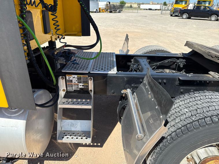 image for item EJ4576 2022 Kenworth T680 semi truck