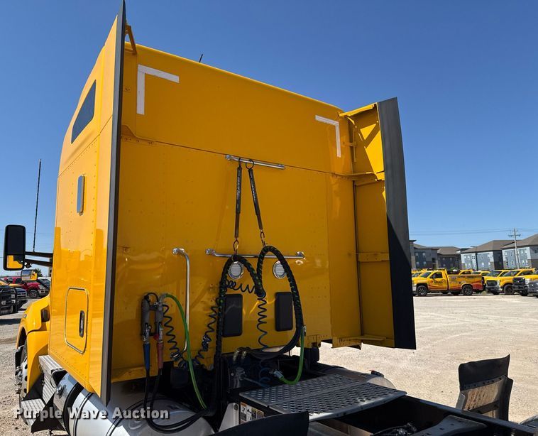 image for item EJ4576 2022 Kenworth T680 semi truck