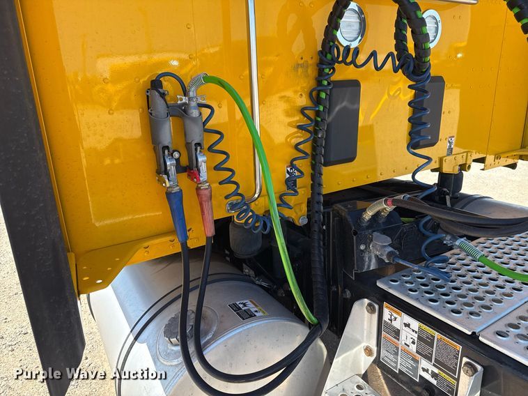 image for item EJ4576 2022 Kenworth T680 semi truck