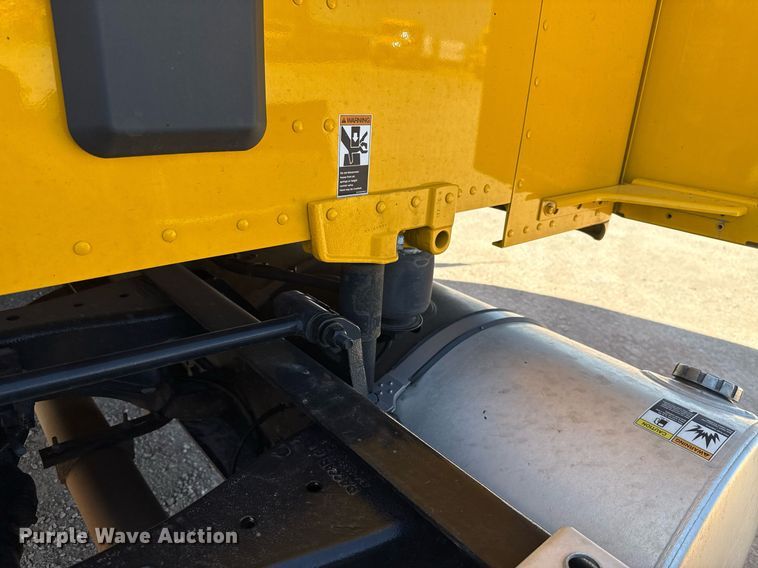 image for item EJ4576 2022 Kenworth T680 semi truck