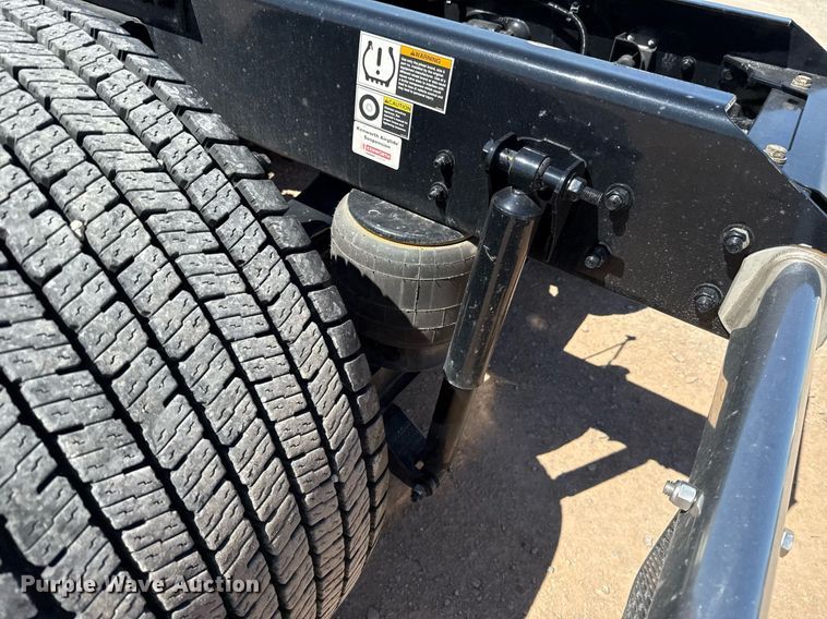 image for item EJ4576 2022 Kenworth T680 semi truck