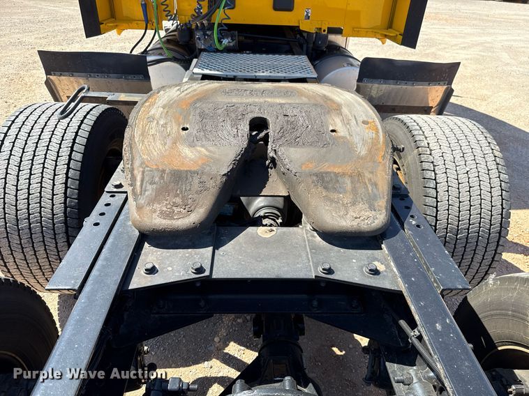 image for item EJ4576 2022 Kenworth T680 semi truck