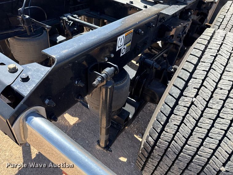 image for item EJ4576 2022 Kenworth T680 semi truck