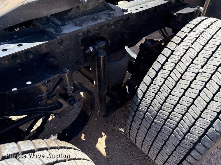 image for item EJ4576 2022 Kenworth T680 semi truck