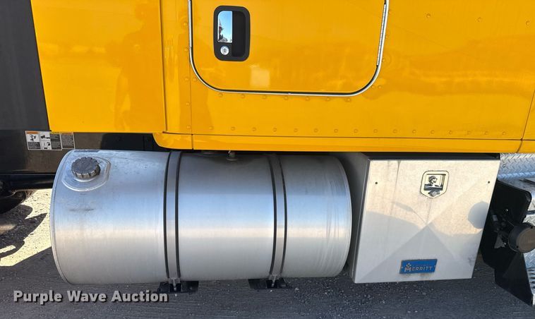 image for item EJ4576 2022 Kenworth T680 semi truck