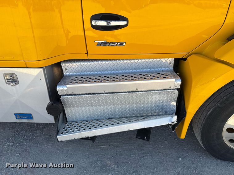 image for item EJ4576 2022 Kenworth T680 semi truck