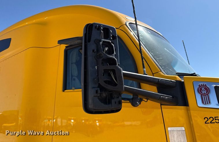 image for item EJ4576 2022 Kenworth T680 semi truck