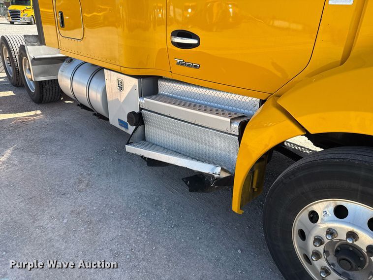 image for item EJ4576 2022 Kenworth T680 semi truck