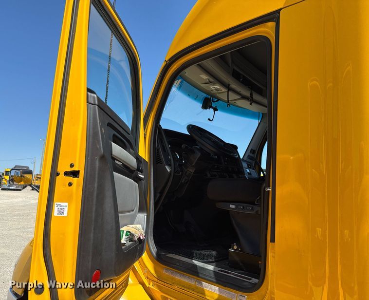 image for item EJ4576 2022 Kenworth T680 semi truck