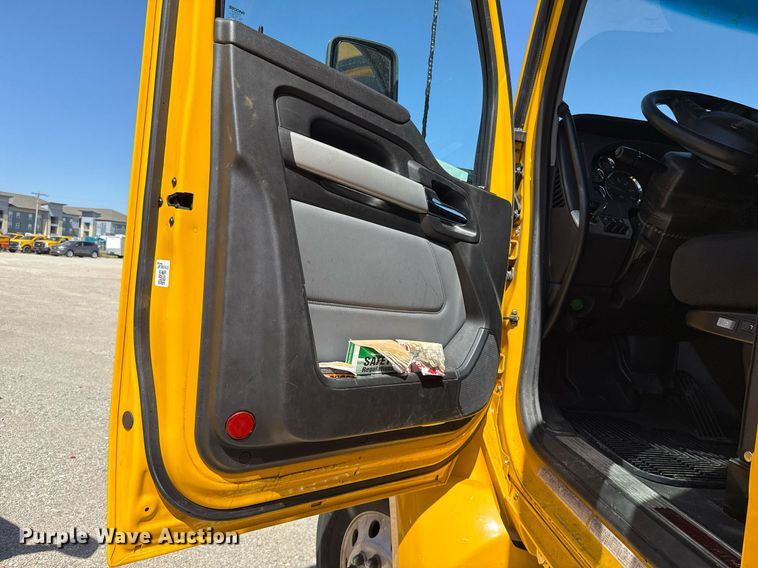 image for item EJ4576 2022 Kenworth T680 semi truck