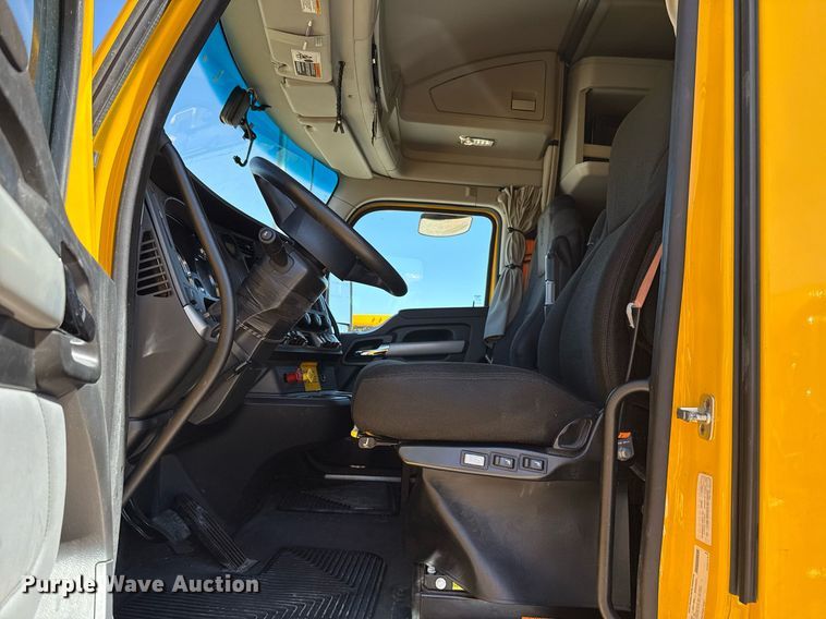 image for item EJ4576 2022 Kenworth T680 semi truck
