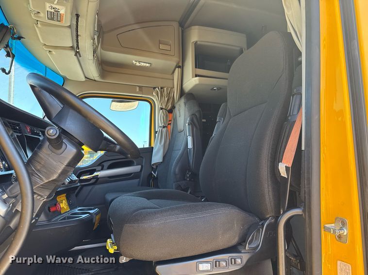 image for item EJ4576 2022 Kenworth T680 semi truck