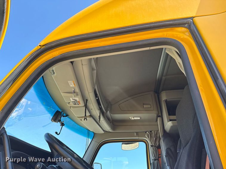 image for item EJ4576 2022 Kenworth T680 semi truck