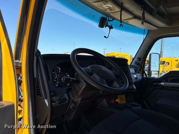 image for item EJ4576 2022 Kenworth T680 semi truck