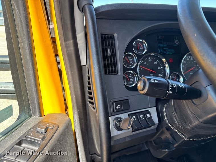 image for item EJ4576 2022 Kenworth T680 semi truck