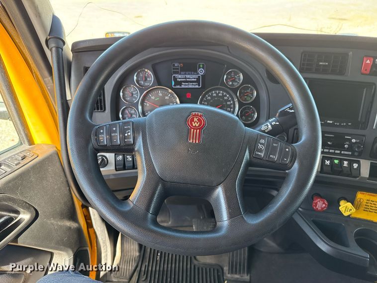 image for item EJ4576 2022 Kenworth T680 semi truck