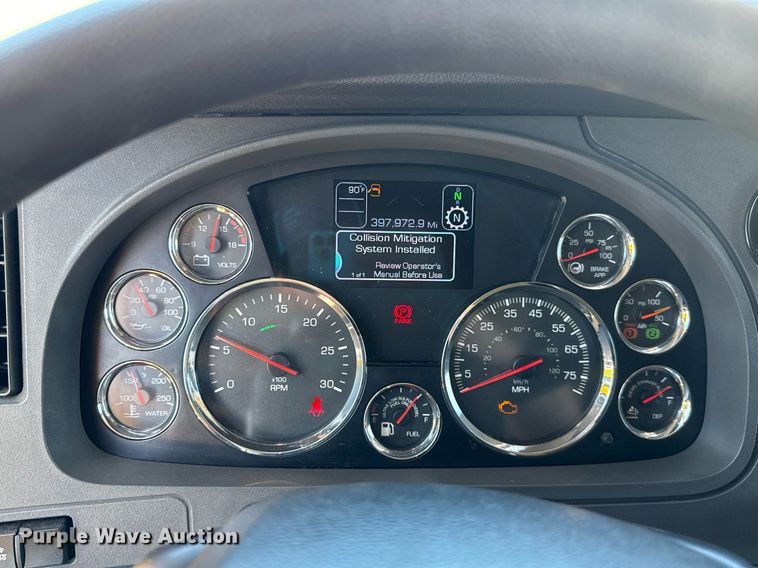 image for item EJ4576 2022 Kenworth T680 semi truck