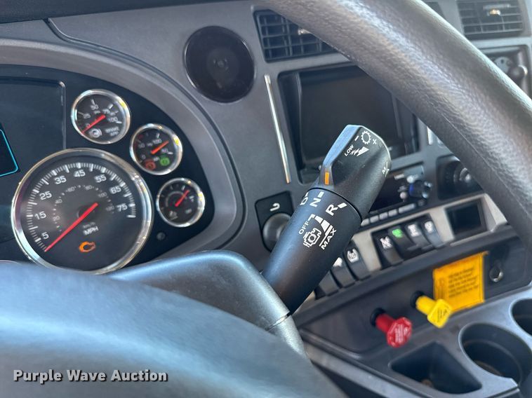 image for item EJ4576 2022 Kenworth T680 semi truck