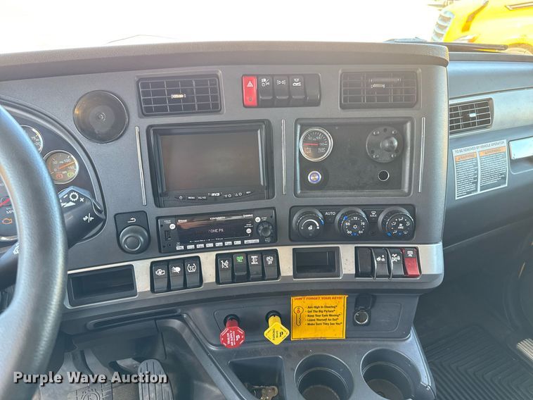 image for item EJ4576 2022 Kenworth T680 semi truck