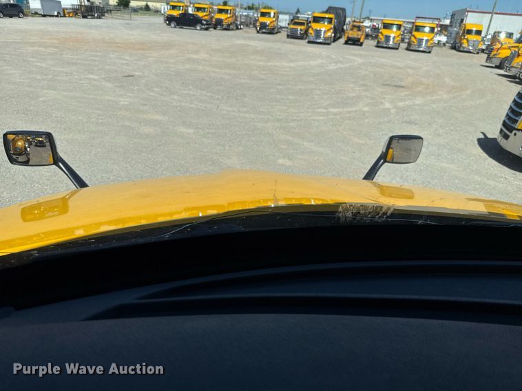 image for item EJ4576 2022 Kenworth T680 semi truck