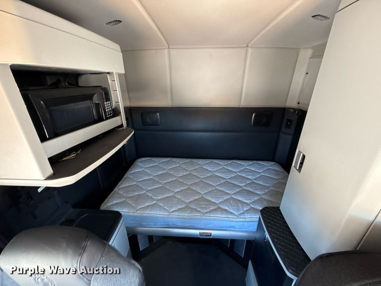 image for item EJ4576 2022 Kenworth T680 semi truck