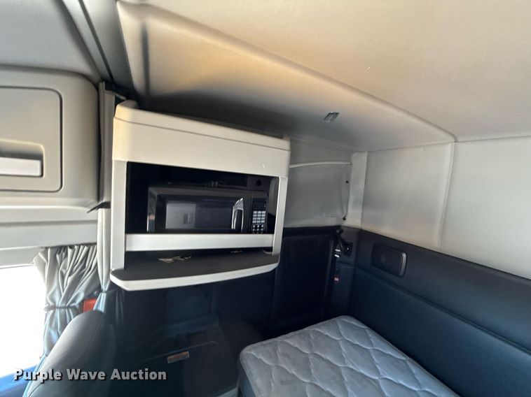 image for item EJ4576 2022 Kenworth T680 semi truck