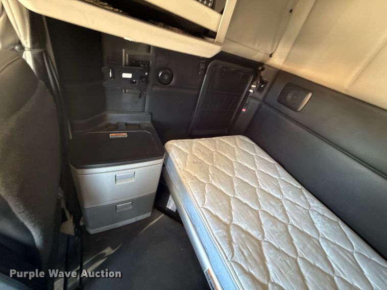 image for item EJ4576 2022 Kenworth T680 semi truck