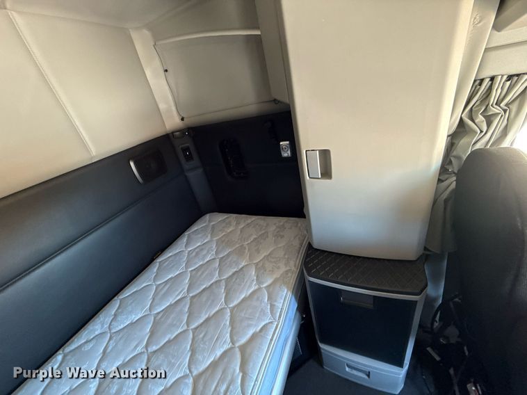 image for item EJ4576 2022 Kenworth T680 semi truck