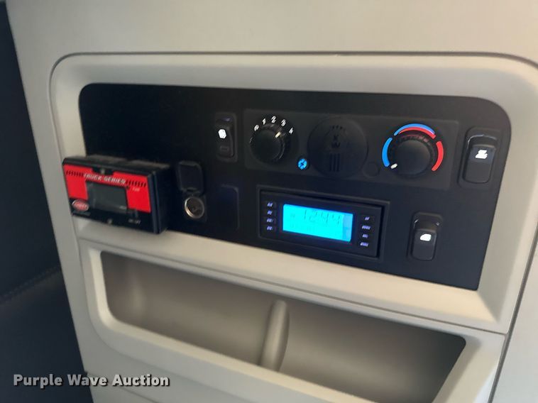 image for item EJ4576 2022 Kenworth T680 semi truck